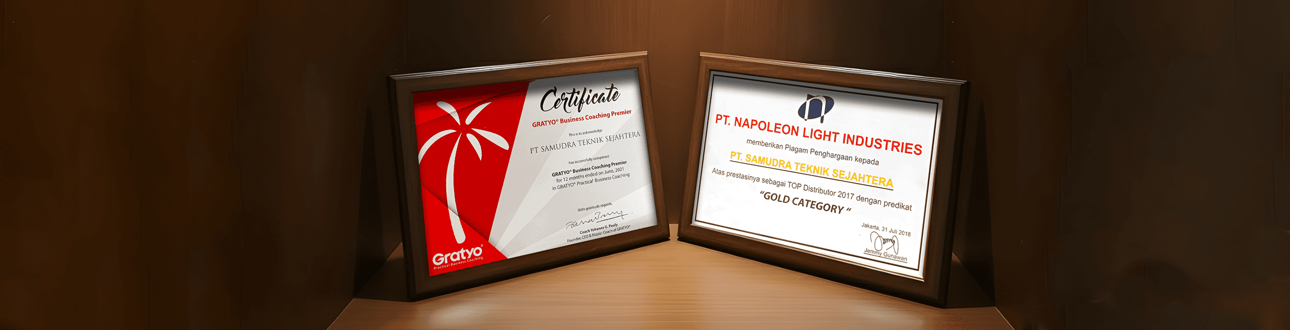PT STS Dinobatkan sebagai TOP DISTRIBUTOR GOLD CATEGORY oleh Napoleon Light Industries